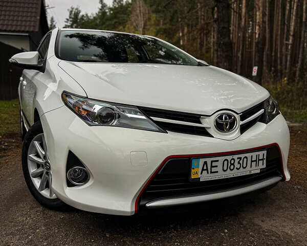 Белый Тойота Аурис, объемом двигателя 1.6 л и пробегом 121 тыс. км за 13750 $, фото 1 на Automoto.ua