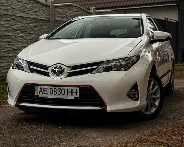 Белый Тойота Аурис, объемом двигателя 1.6 л и пробегом 121 тыс. км за 13750 $, фото 4 на Automoto.ua