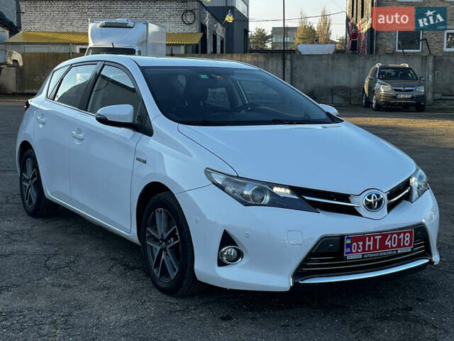 Белый Тойота Аурис, объемом двигателя 1.8 л и пробегом 226 тыс. км за 11599 $, фото 2 на Automoto.ua