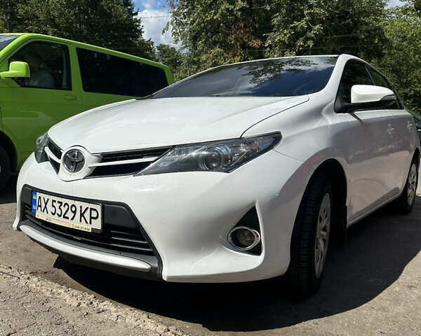 Белый Тойота Аурис, объемом двигателя 1.6 л и пробегом 195 тыс. км за 8100 $, фото 1 на Automoto.ua