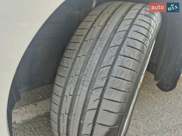 Белый Тойота Аурис, объемом двигателя 1.6 л и пробегом 97 тыс. км за 13500 $, фото 80 на Automoto.ua