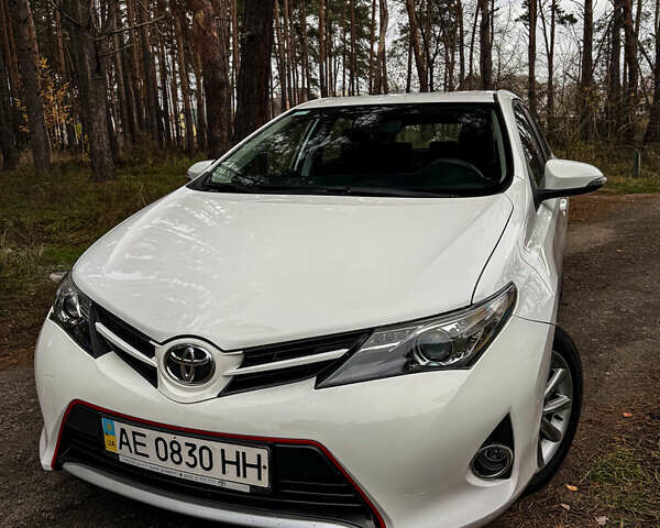 Белый Тойота Аурис, объемом двигателя 1.6 л и пробегом 121 тыс. км за 13750 $, фото 6 на Automoto.ua