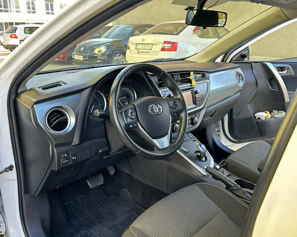 Белый Тойота Аурис, объемом двигателя 1.8 л и пробегом 135 тыс. км за 12300 $, фото 7 на Automoto.ua