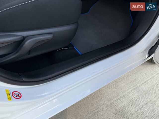 Білий Тойота Ауріс, об'ємом двигуна 1.8 л та пробігом 215 тис. км за 13500 $, фото 39 на Automoto.ua