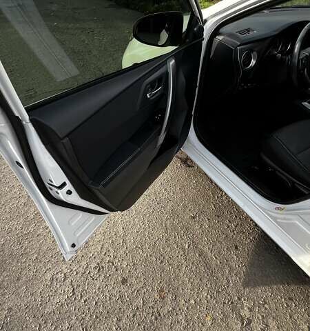 Білий Тойота Ауріс, об'ємом двигуна 1.6 л та пробігом 98 тис. км за 12300 $, фото 11 на Automoto.ua