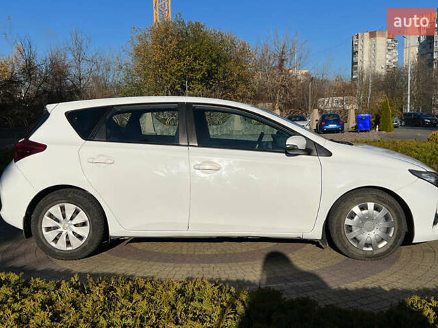 Білий Тойота Ауріс, об'ємом двигуна 1.36 л та пробігом 103 тис. км за 9200 $, фото 7 на Automoto.ua