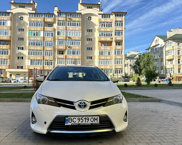 Белый Тойота Аурис, объемом двигателя 1.8 л и пробегом 135 тыс. км за 12300 $, фото 1 на Automoto.ua