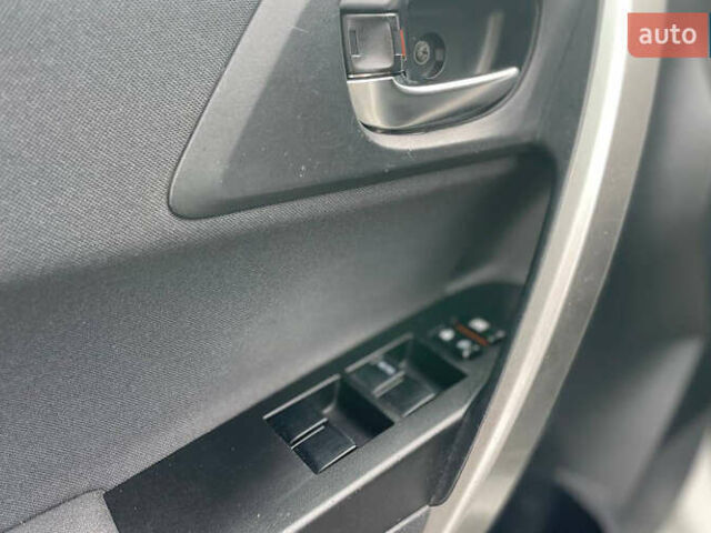 Белый Тойота Аурис, объемом двигателя 1.8 л и пробегом 136 тыс. км за 13000 $, фото 6 на Automoto.ua