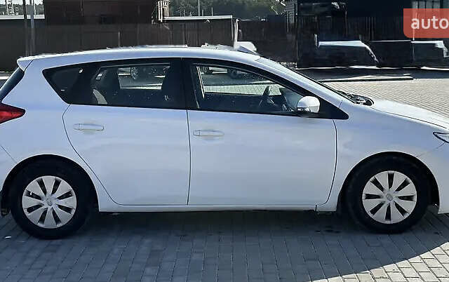 Белый Тойота Аурис, объемом двигателя 1.4 л и пробегом 103 тыс. км за 8800 $, фото 2 на Automoto.ua