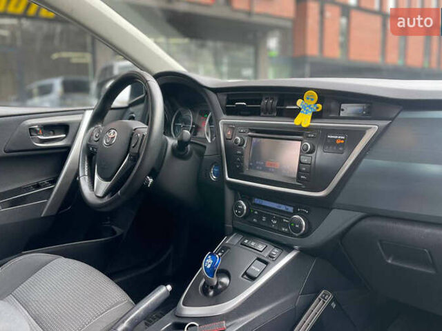 Белый Тойота Аурис, объемом двигателя 1.8 л и пробегом 136 тыс. км за 13000 $, фото 12 на Automoto.ua