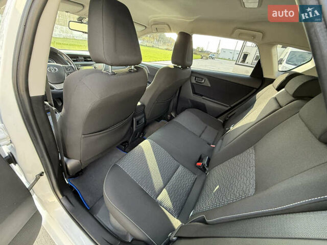 Білий Тойота Ауріс, об'ємом двигуна 1.8 л та пробігом 215 тис. км за 13500 $, фото 33 на Automoto.ua