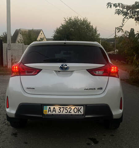 Білий Тойота Ауріс, об'ємом двигуна 1.8 л та пробігом 112 тис. км за 14500 $, фото 5 на Automoto.ua