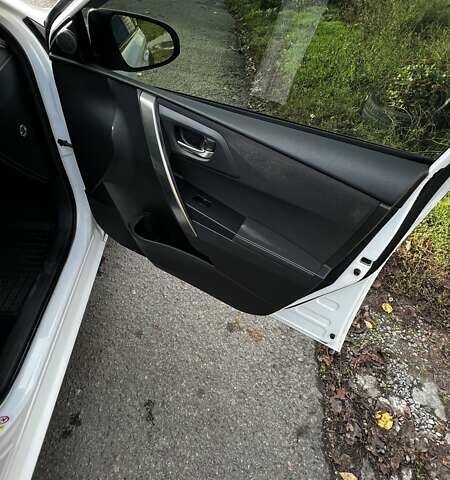 Білий Тойота Ауріс, об'ємом двигуна 1.6 л та пробігом 98 тис. км за 12300 $, фото 5 на Automoto.ua