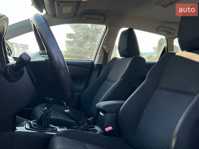 Білий Тойота Ауріс, об'ємом двигуна 1.36 л та пробігом 103 тис. км за 9200 $, фото 8 на Automoto.ua