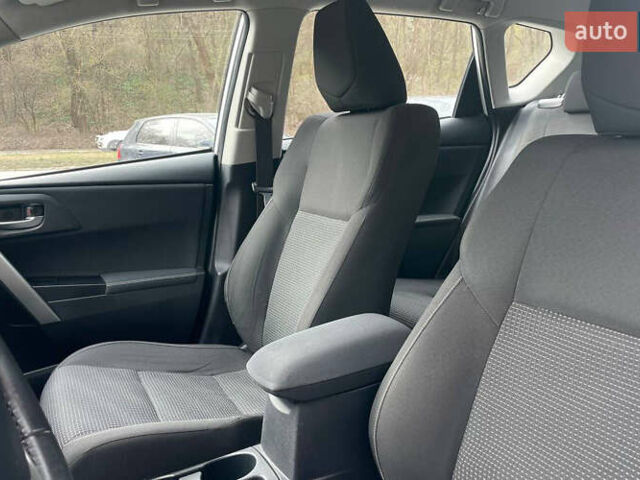 Белый Тойота Аурис, объемом двигателя 1.8 л и пробегом 136 тыс. км за 13000 $, фото 9 на Automoto.ua