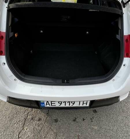 Білий Тойота Ауріс, об'ємом двигуна 1.6 л та пробігом 98 тис. км за 12300 $, фото 4 на Automoto.ua