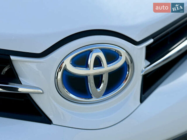 Білий Тойота Ауріс, об'ємом двигуна 1.8 л та пробігом 215 тис. км за 13500 $, фото 9 на Automoto.ua