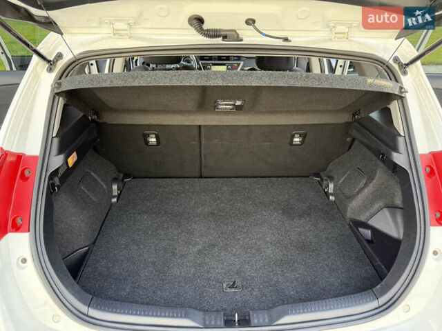 Білий Тойота Ауріс, об'ємом двигуна 1.8 л та пробігом 215 тис. км за 13500 $, фото 40 на Automoto.ua