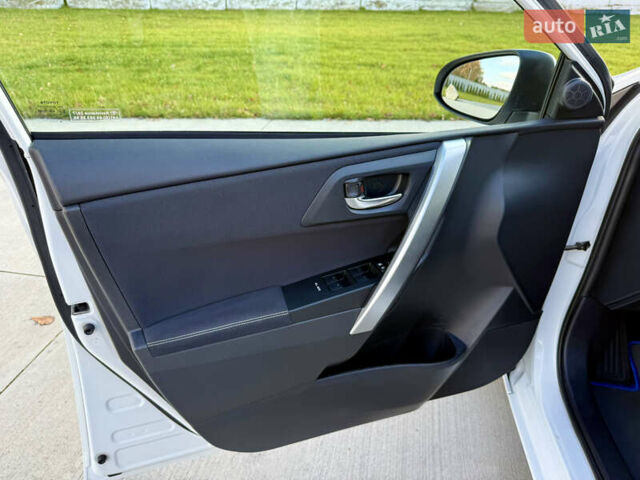 Білий Тойота Ауріс, об'ємом двигуна 1.8 л та пробігом 215 тис. км за 13500 $, фото 15 на Automoto.ua