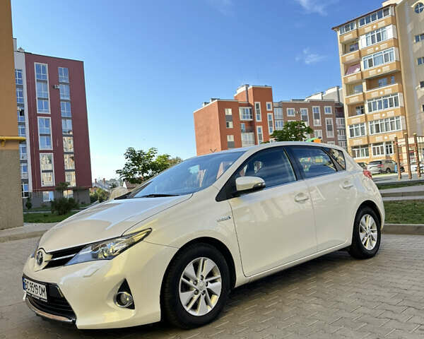Белый Тойота Аурис, объемом двигателя 1.8 л и пробегом 135 тыс. км за 12300 $, фото 3 на Automoto.ua