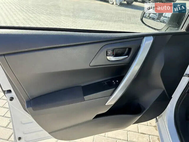 Белый Тойота Аурис, объемом двигателя 1.4 л и пробегом 103 тыс. км за 8800 $, фото 9 на Automoto.ua