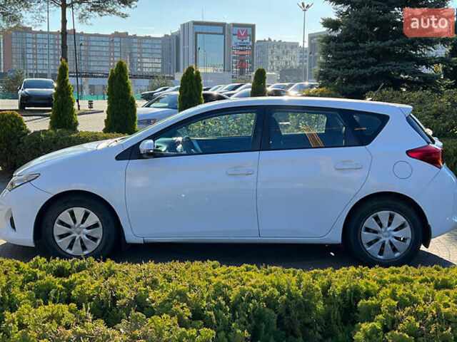 Білий Тойота Ауріс, об'ємом двигуна 1.36 л та пробігом 103 тис. км за 9200 $, фото 3 на Automoto.ua