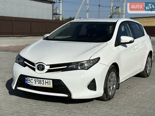 Белый Тойота Аурис, объемом двигателя 1.4 л и пробегом 103 тыс. км за 8800 $, фото 1 на Automoto.ua