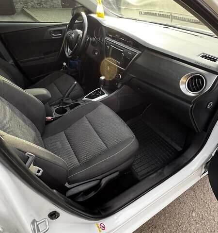 Білий Тойота Ауріс, об'ємом двигуна 1.6 л та пробігом 98 тис. км за 12300 $, фото 6 на Automoto.ua