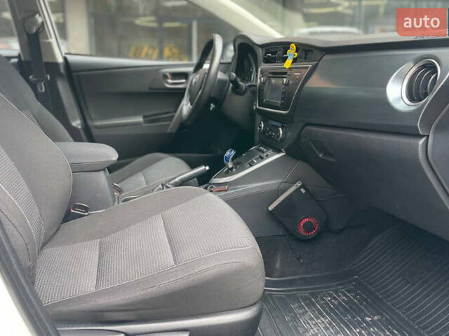 Белый Тойота Аурис, объемом двигателя 1.8 л и пробегом 136 тыс. км за 13000 $, фото 13 на Automoto.ua