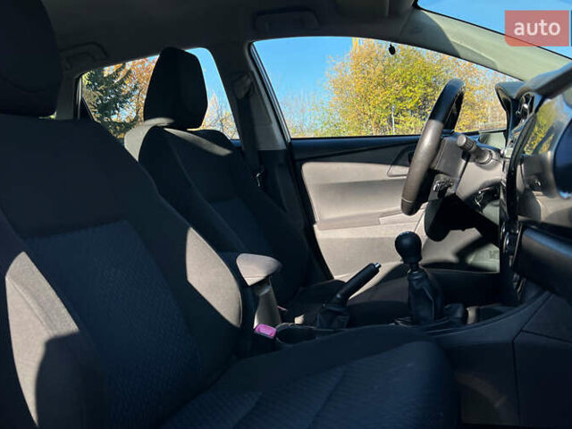 Білий Тойота Ауріс, об'ємом двигуна 1.36 л та пробігом 103 тис. км за 9200 $, фото 17 на Automoto.ua