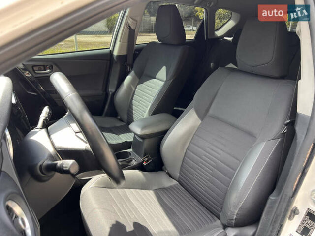 Белый Тойота Аурис, объемом двигателя 1.8 л и пробегом 250 тыс. км за 12300 $, фото 10 на Automoto.ua