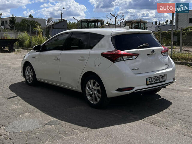 Белый Тойота Аурис, объемом двигателя 1.8 л и пробегом 250 тыс. км за 12300 $, фото 4 на Automoto.ua