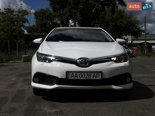 Белый Тойота Аурис, объемом двигателя 1.8 л и пробегом 250 тыс. км за 12300 $, фото 1 на Automoto.ua