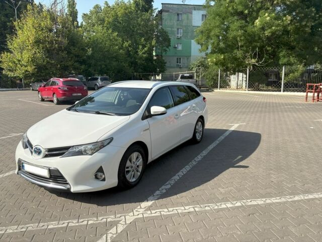 Белый Тойота Аурис, объемом двигателя 1.8 л и пробегом 249 тыс. км за 11800 $, фото 5 на Automoto.ua