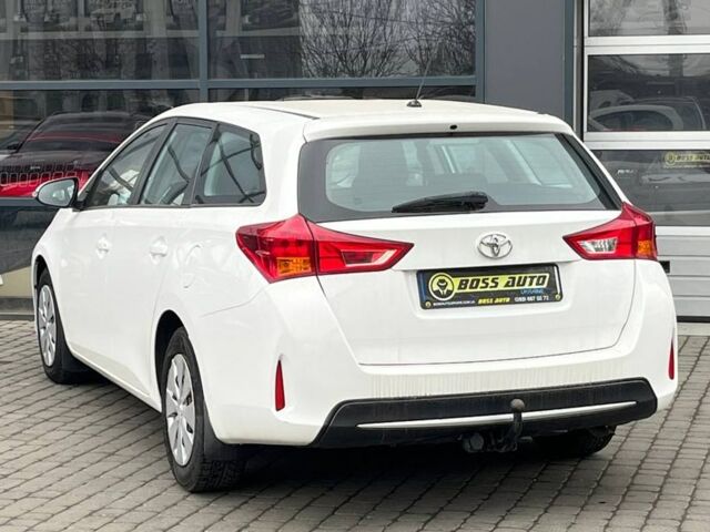 Белый Тойота Аурис, объемом двигателя 1.4 л и пробегом 235 тыс. км за 9000 $, фото 3 на Automoto.ua