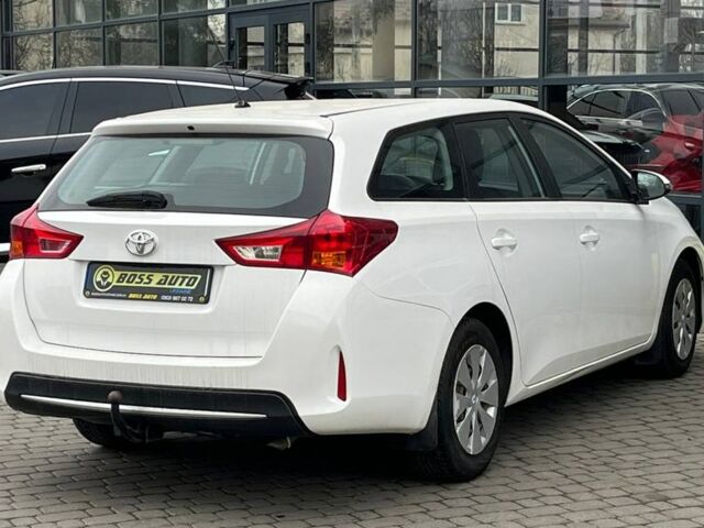 Белый Тойота Аурис, объемом двигателя 1.4 л и пробегом 235 тыс. км за 9000 $, фото 5 на Automoto.ua