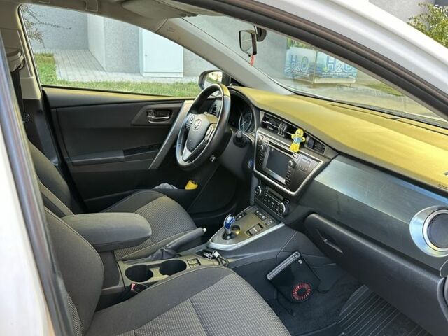 Белый Тойота Аурис, объемом двигателя 1.8 л и пробегом 138 тыс. км за 12500 $, фото 5 на Automoto.ua