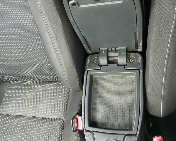 Білий Тойота Ауріс, об'ємом двигуна 1.8 л та пробігом 147 тис. км за 14000 $, фото 11 на Automoto.ua
