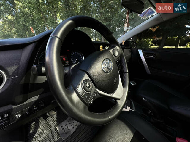 Белый Тойота Аурис, объемом двигателя 2.04 л и пробегом 220 тыс. км за 10500 $, фото 9 на Automoto.ua
