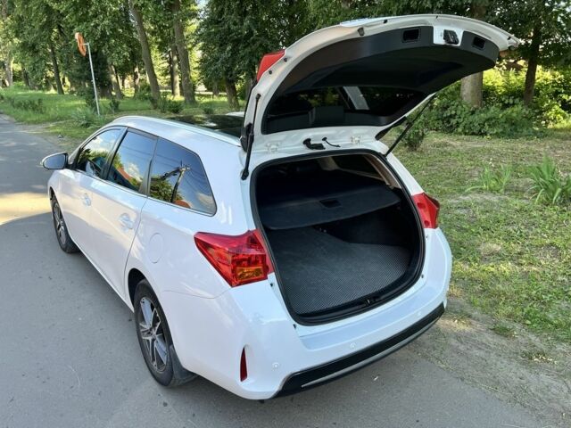 Белый Тойота Аурис, объемом двигателя 2 л и пробегом 210 тыс. км за 10600 $, фото 5 на Automoto.ua