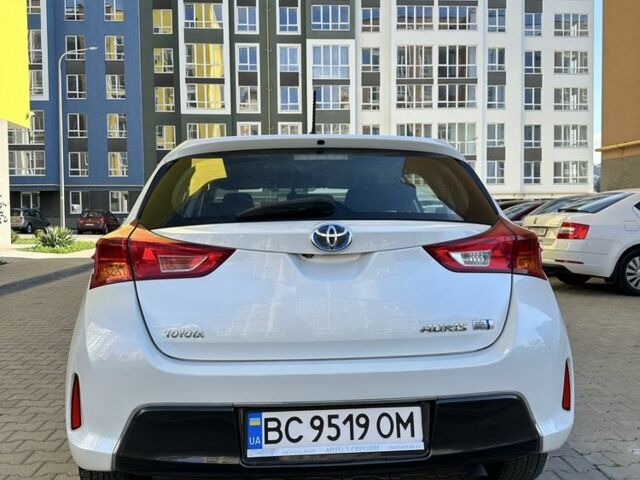 Белый Тойота Аурис, объемом двигателя 1.8 л и пробегом 138 тыс. км за 12500 $, фото 2 на Automoto.ua