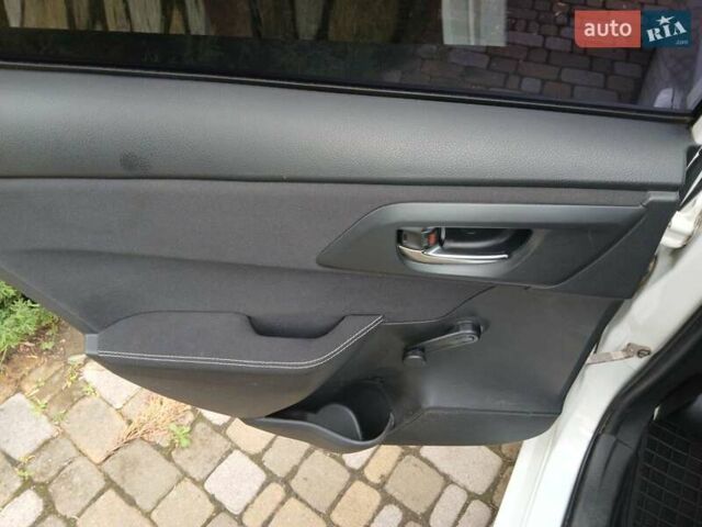 Білий Тойота Ауріс, об'ємом двигуна 1.8 л та пробігом 147 тис. км за 14000 $, фото 18 на Automoto.ua