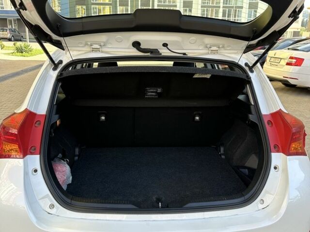 Белый Тойота Аурис, объемом двигателя 1.8 л и пробегом 138 тыс. км за 12500 $, фото 3 на Automoto.ua