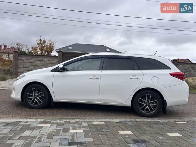 Білий Тойота Ауріс, об'ємом двигуна 1.8 л та пробігом 145 тис. км за 10900 $, фото 3 на Automoto.ua