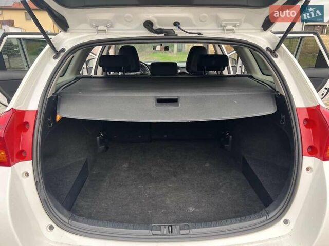 Білий Тойота Ауріс, об'ємом двигуна 1.8 л та пробігом 145 тис. км за 10900 $, фото 14 на Automoto.ua