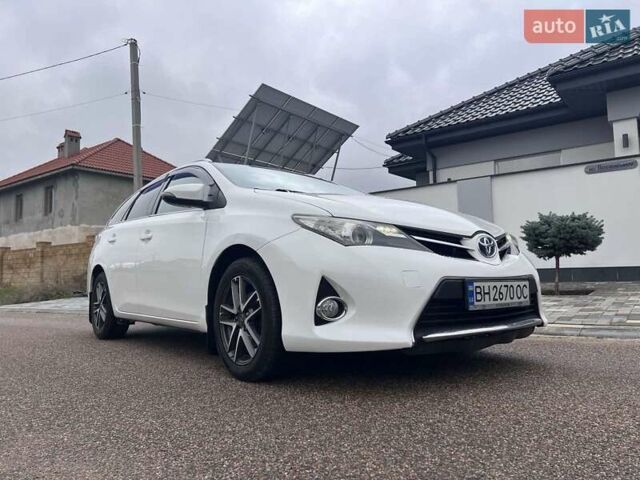 Білий Тойота Ауріс, об'ємом двигуна 1.8 л та пробігом 145 тис. км за 10900 $, фото 4 на Automoto.ua