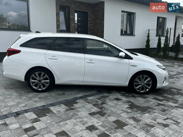 Білий Тойота Ауріс, об'ємом двигуна 1.8 л та пробігом 241 тис. км за 13599 $, фото 3 на Automoto.ua