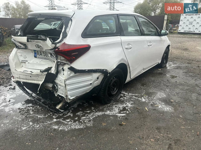 Белый Тойота Аурис, объемом двигателя 1.6 л и пробегом 230 тыс. км за 4350 $, фото 4 на Automoto.ua