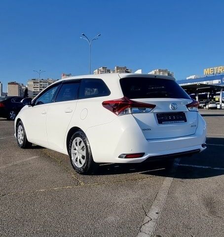 Белый Тойота Аурис, объемом двигателя 0 л и пробегом 256 тыс. км за 10700 $, фото 3 на Automoto.ua