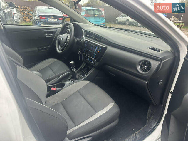 Белый Тойота Аурис, объемом двигателя 1.6 л и пробегом 230 тыс. км за 4350 $, фото 3 на Automoto.ua